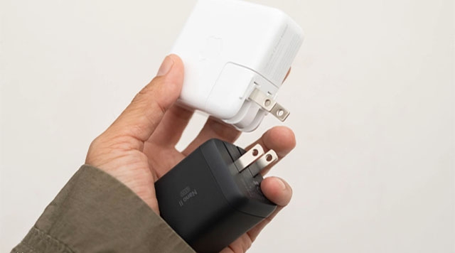 Cục sạc 70W đi kèm MacBook Air 15 inch, so với sạc 65W Anker siêu nhỏ