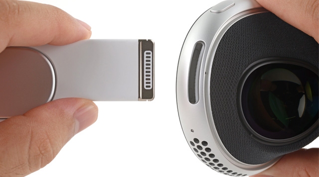 Có đến hai cáp lightning trên Apple Vision Pro chứ không phải một, cái thứ hai to như ngón chân cái